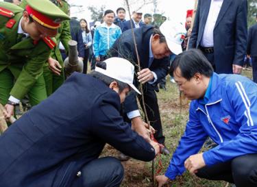 Phó Thủ tướng Trương Hòa Bình và Bí thư thứ nhất Trung ương Đoàn Lê Quốc Phong tham gia Tết trồng cây Xuân Đinh Dậu.